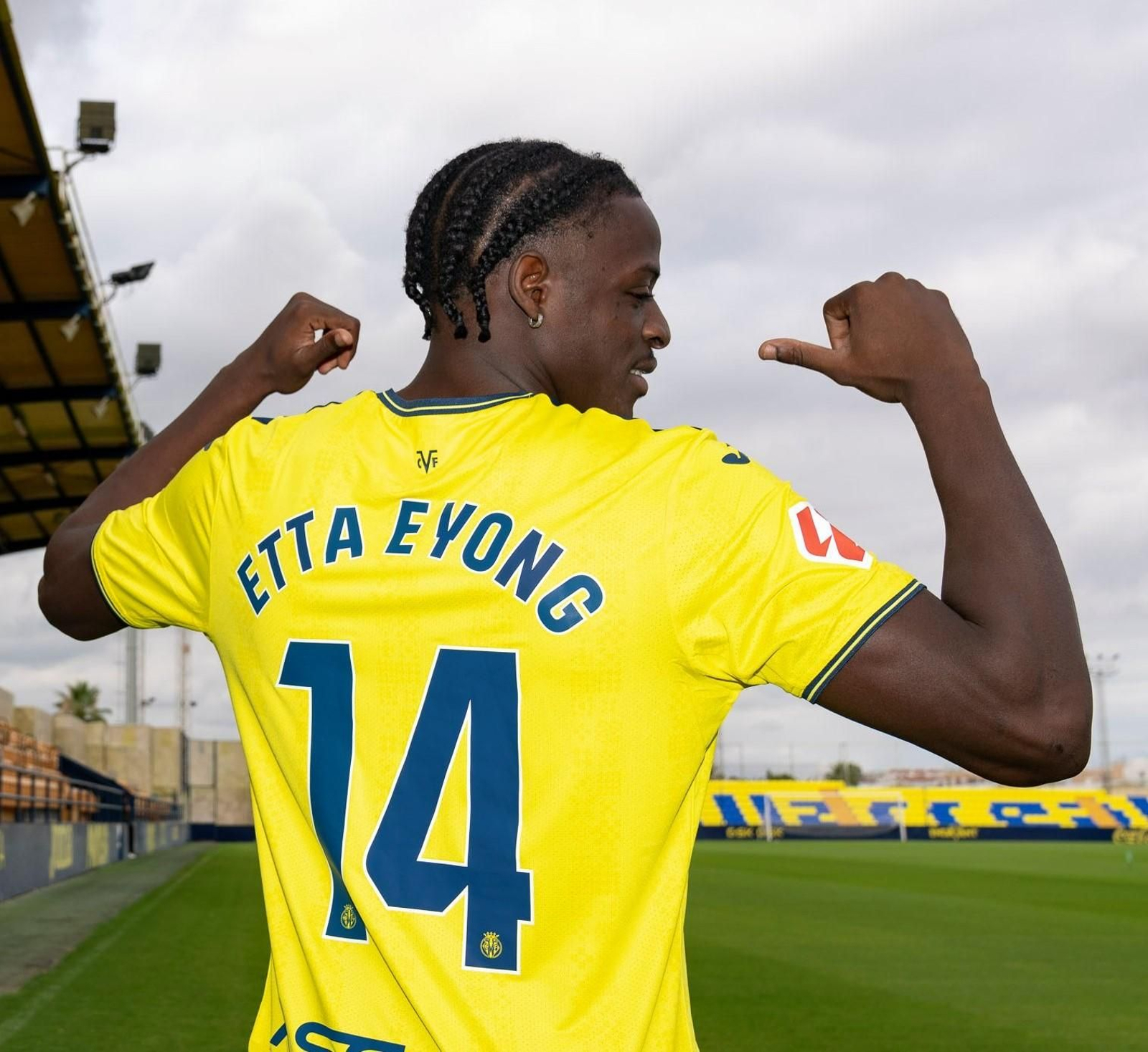 Etta Eyong con el 14 del Villarreal B.