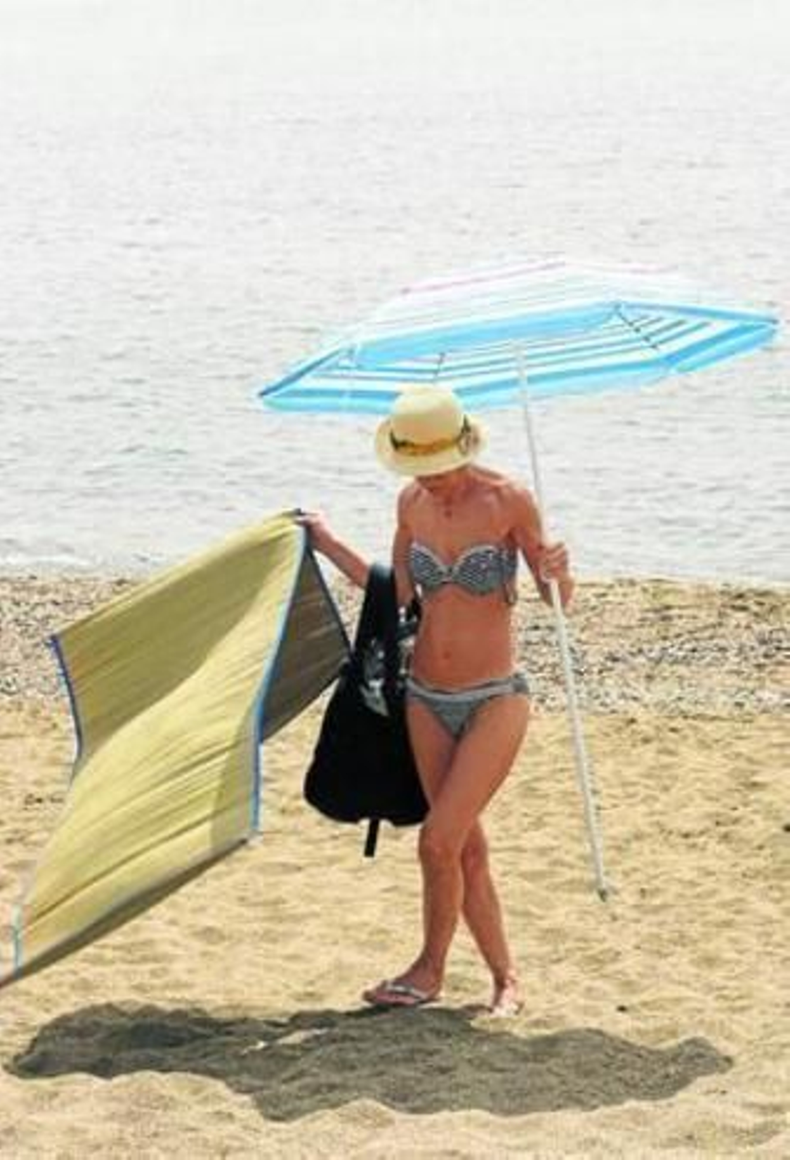 Una mujer disfruta de un día de playa en Málaga.