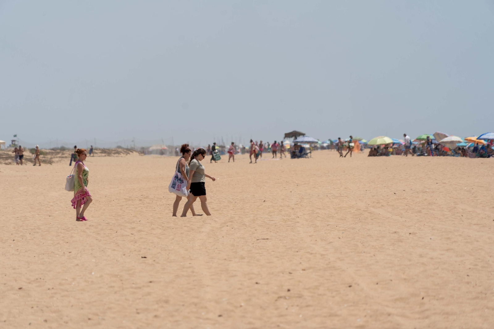 Imágenes de la mañana en las playas de Punta Umbría marcadas por la alerta roja