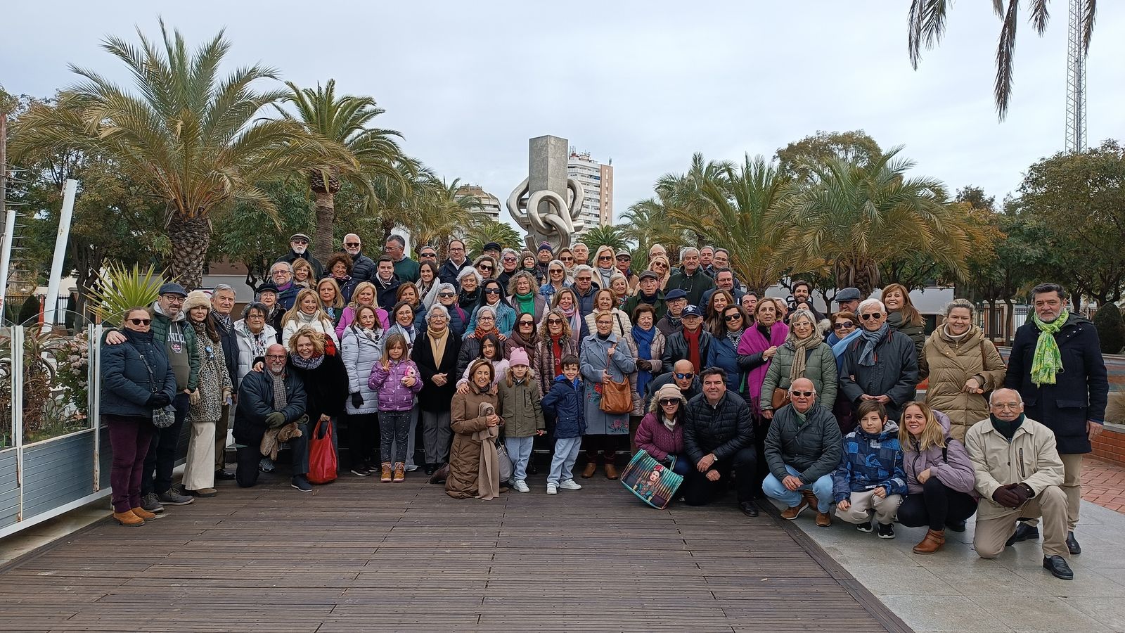 Grupo participante en el viaje de encuentro con el Monumento a Colón.