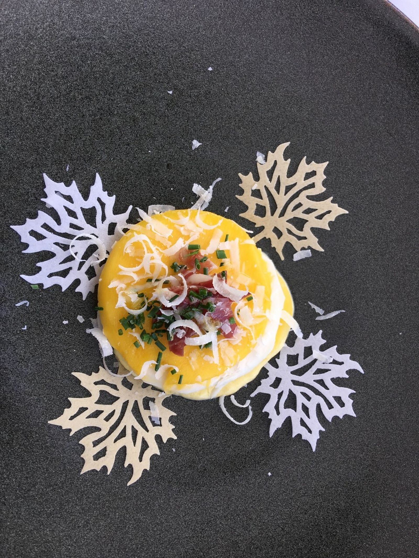 Tartar de atún rojo con ajoblanco y guarnición de papel comestible