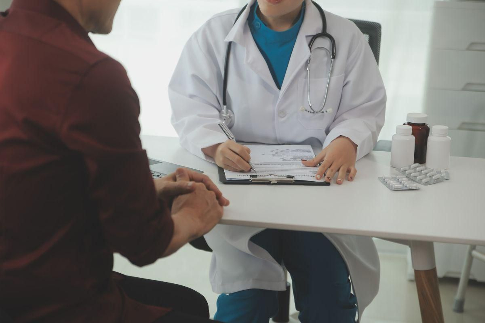 Médico en una consulta.