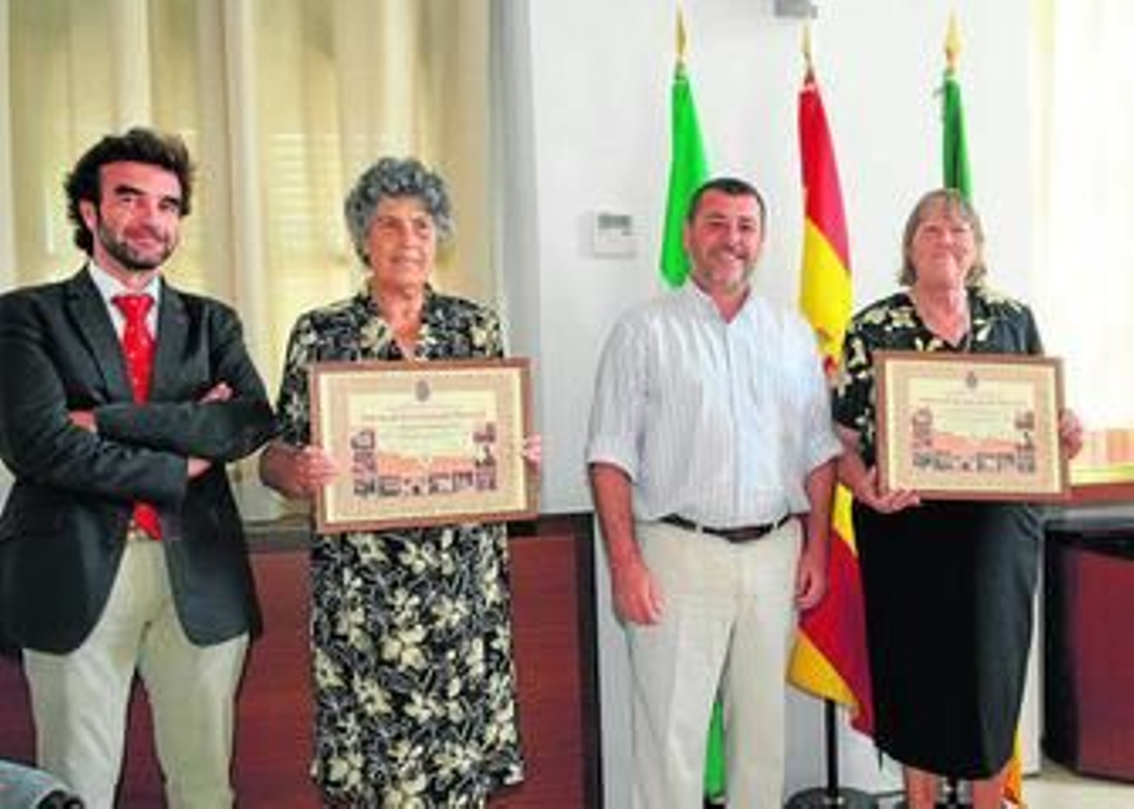 Las hermanas Adelaida y Milagros Pérez Navarro, ayer con sus diplomas junto a Alfonso Candón y Millán Alegre.
