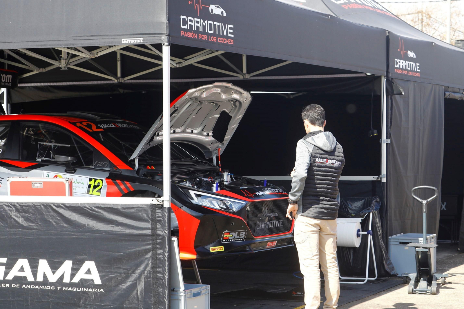 Rallye Sierra Morena 2023: Los pilotos ya preparan sus vehículos en El Arenal