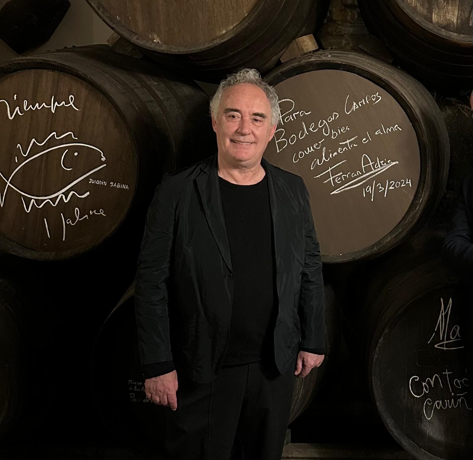 Ferrán Adriá, junto a su bota autografiada