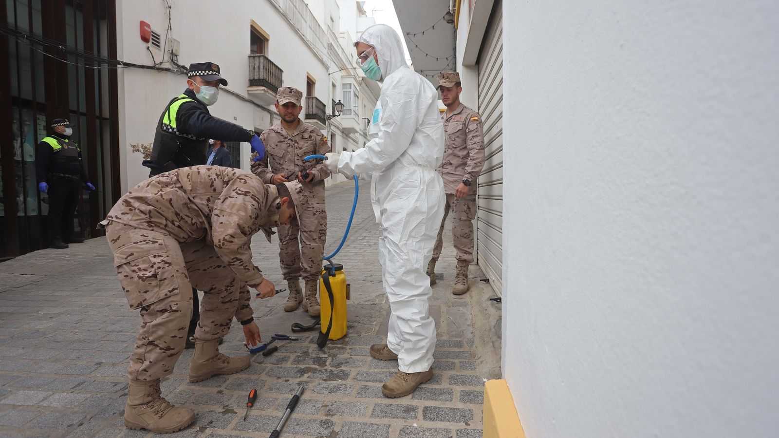 Fotos de las tareas de desinfección y limpieza de la Infantería de Marina en Tarifa