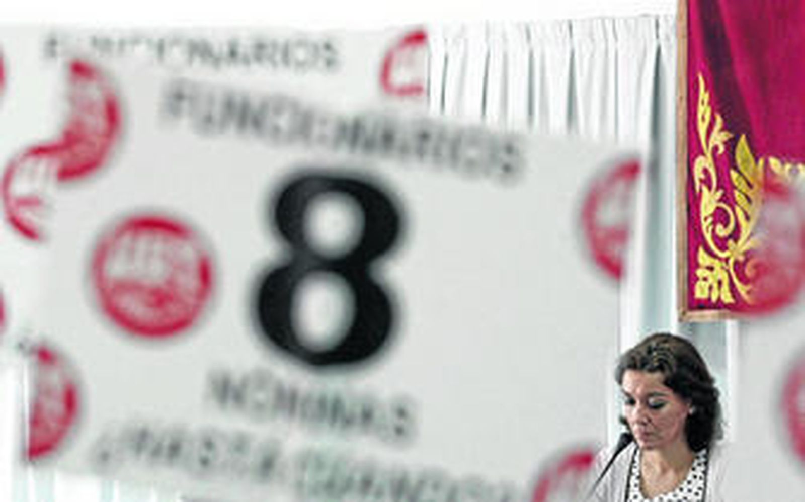 La alcaldesa, el pasado viernes durante un pleno y entre carteles exigiendo el pago de las nóminas pendientes.