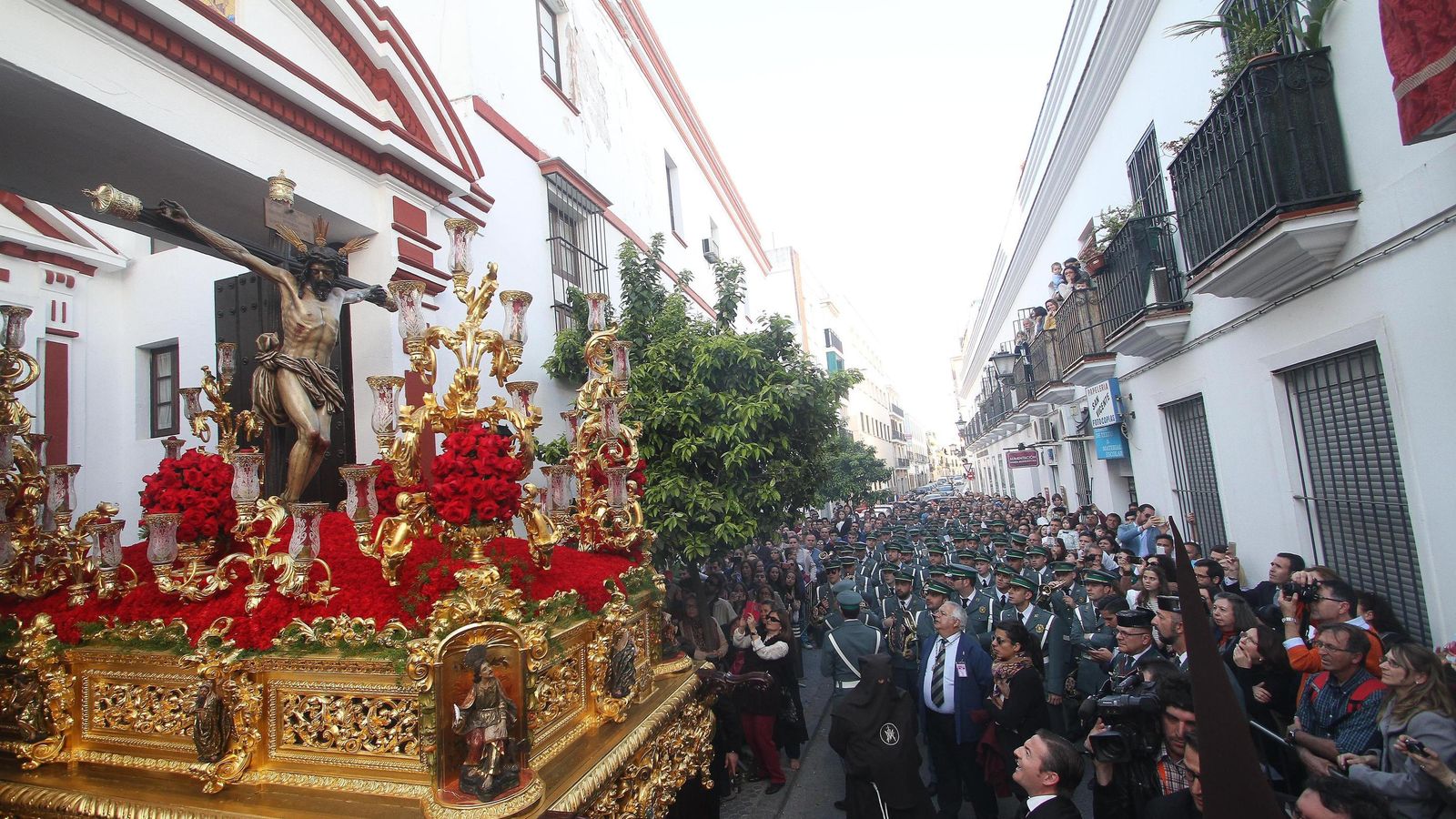 El Cristo del Buen Fin sale de San Antonio mientras la Centuria aguarda.