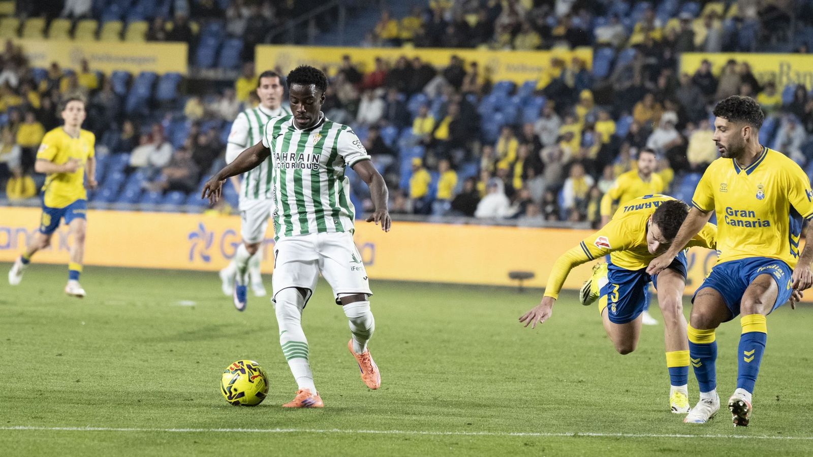 Adilson Mendes controla el balón en la visita del Córdoba CF a Las Palmas, el día de su regreso a los terrenos de juego.