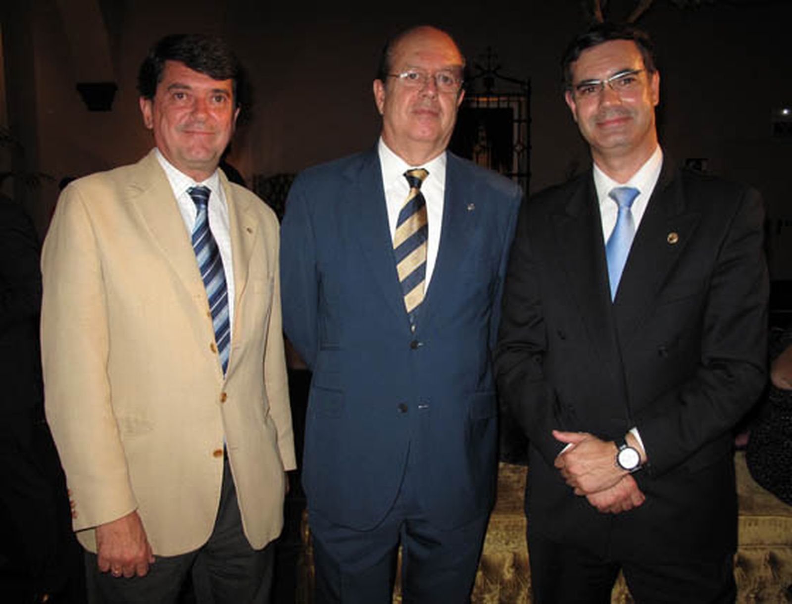 Javier Martínez, rotario; José Luis Carvajal, presidente del Rotary Club de Sevilla e Hirondino Isaías (Rotary Club Lisboa).

Foto: Victoria Ramírez