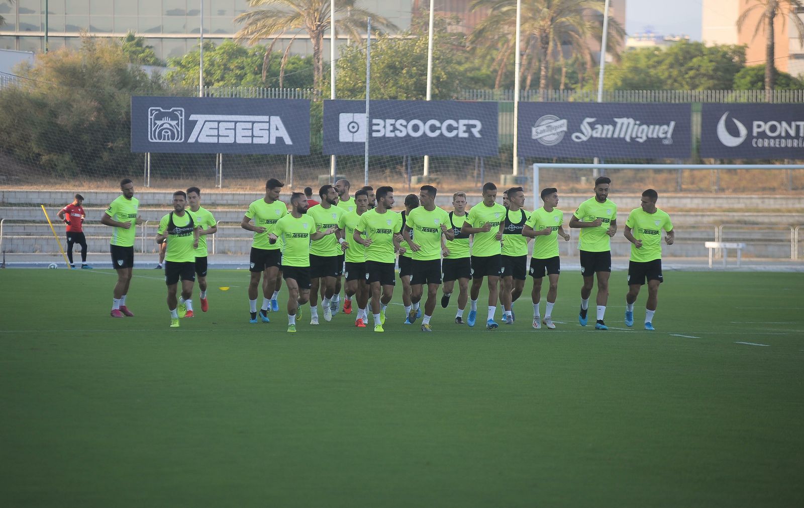 Las fotos del entrenamiento del Málaga CF tras la tormenta