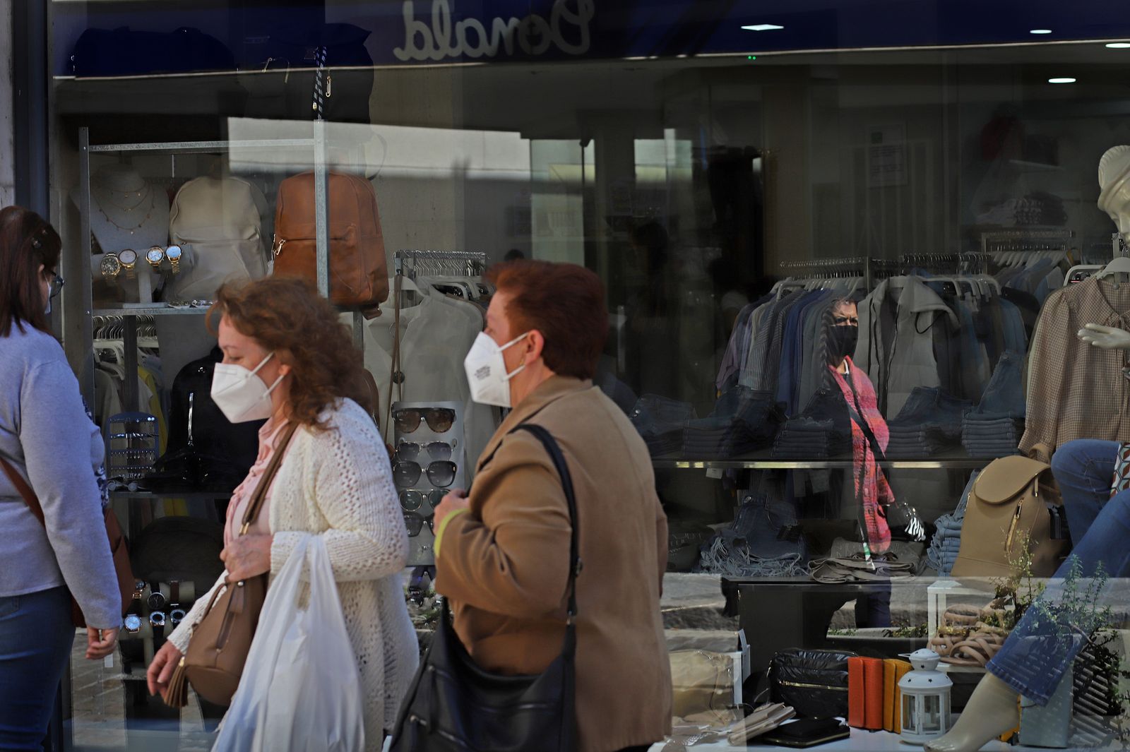 Varias mujeres pasean por el centro de Jerez con sus respectivas mascarillas.
