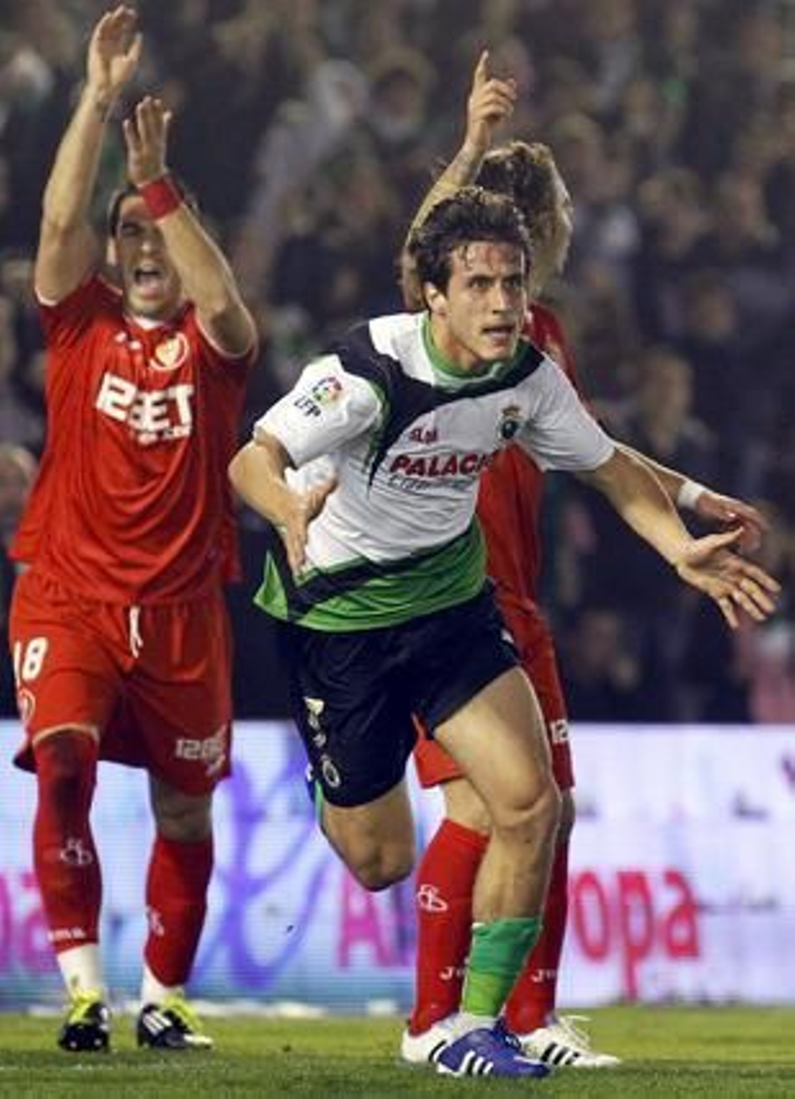 El Sevilla pierde un punto en el descuento frente al Racing (3-2). / EFE