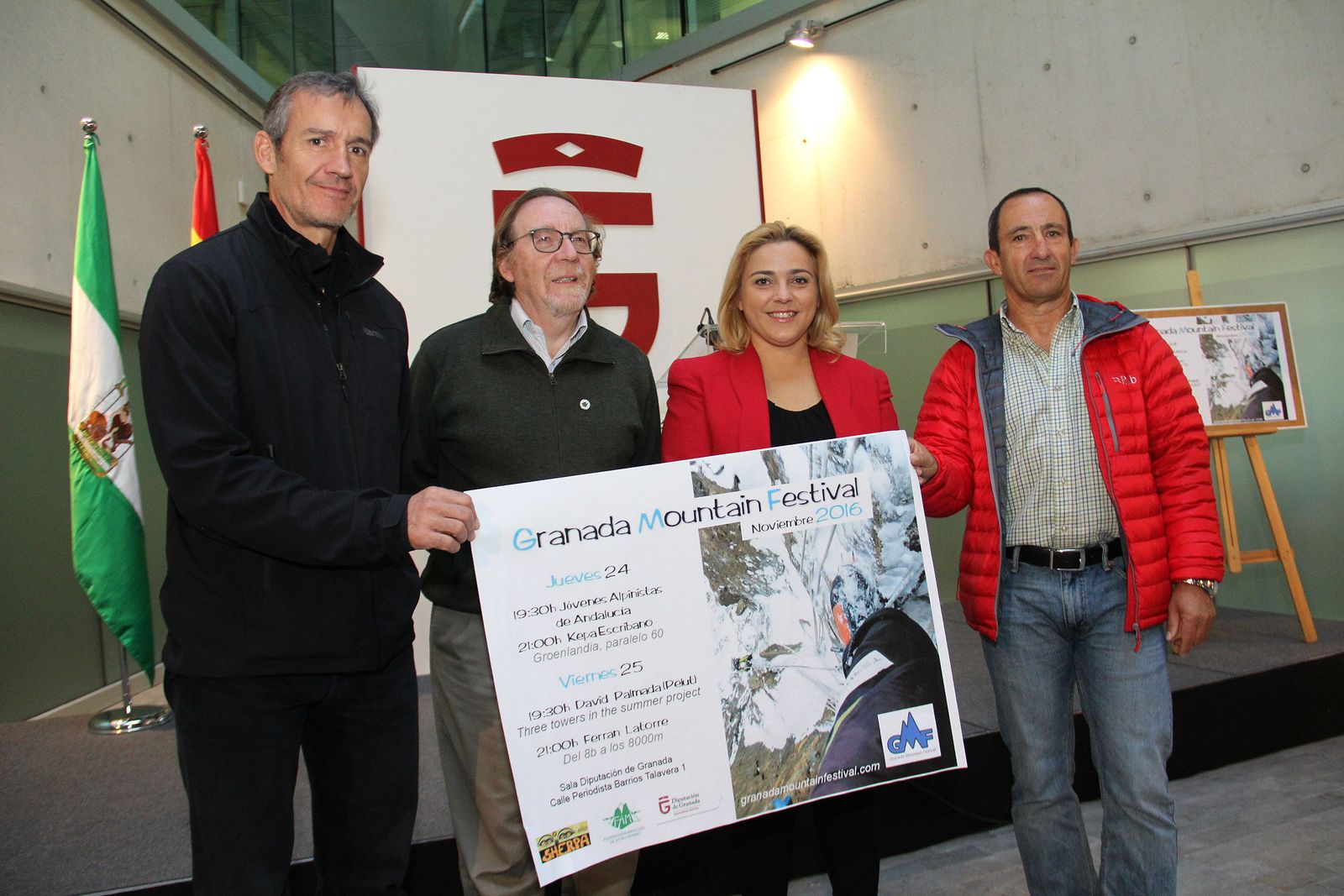 Representantes de las entidades organizadoras presentan el cartel de las jornadas.