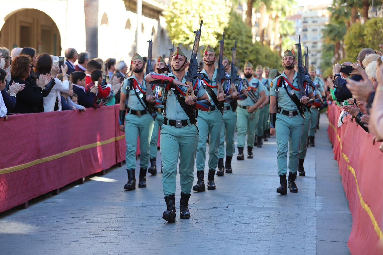 Recibimiento a la Legión en las calles del centro de Huelva