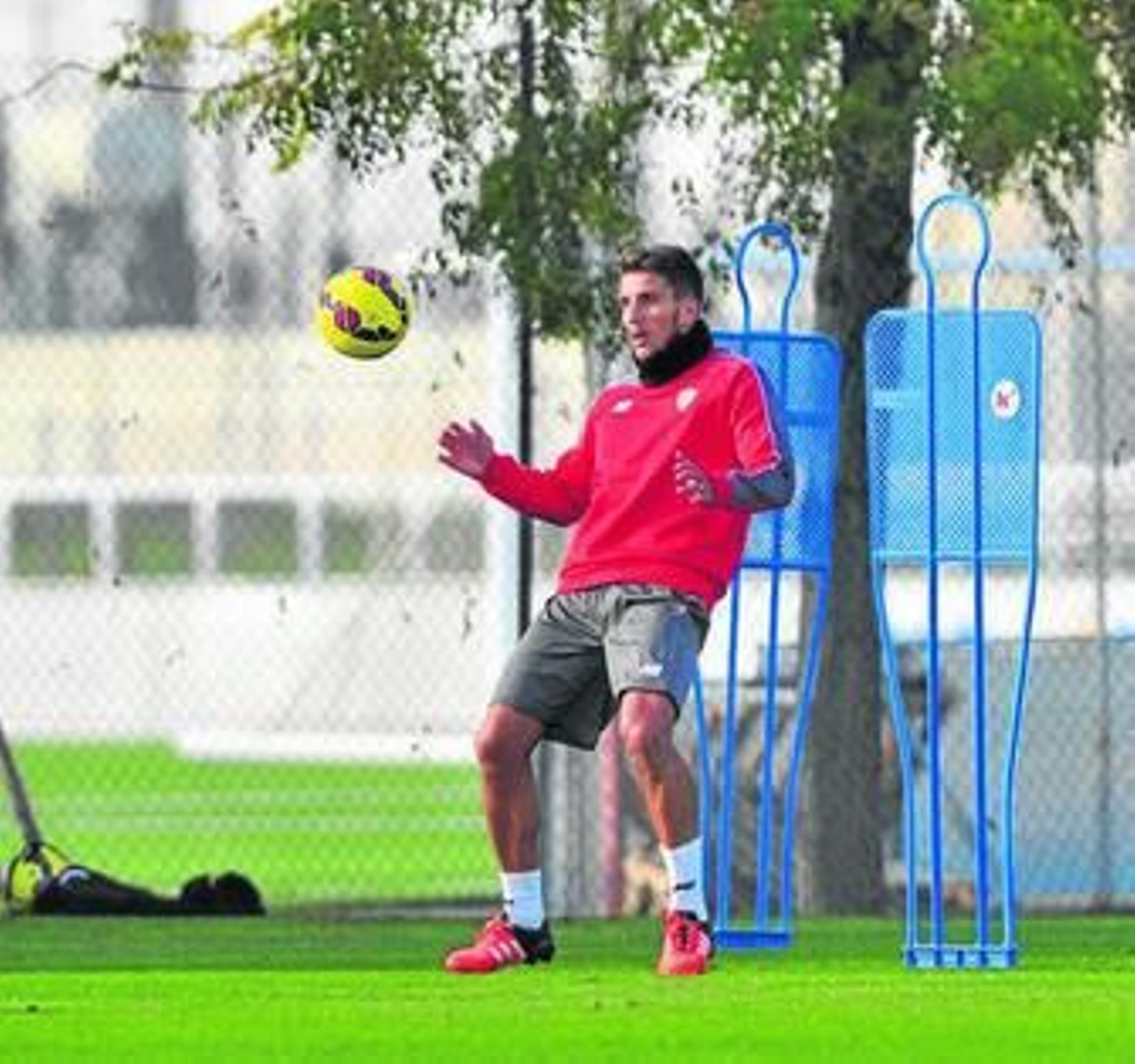 Carriço controla el balón con el pecho en un entrenamiento reciente.