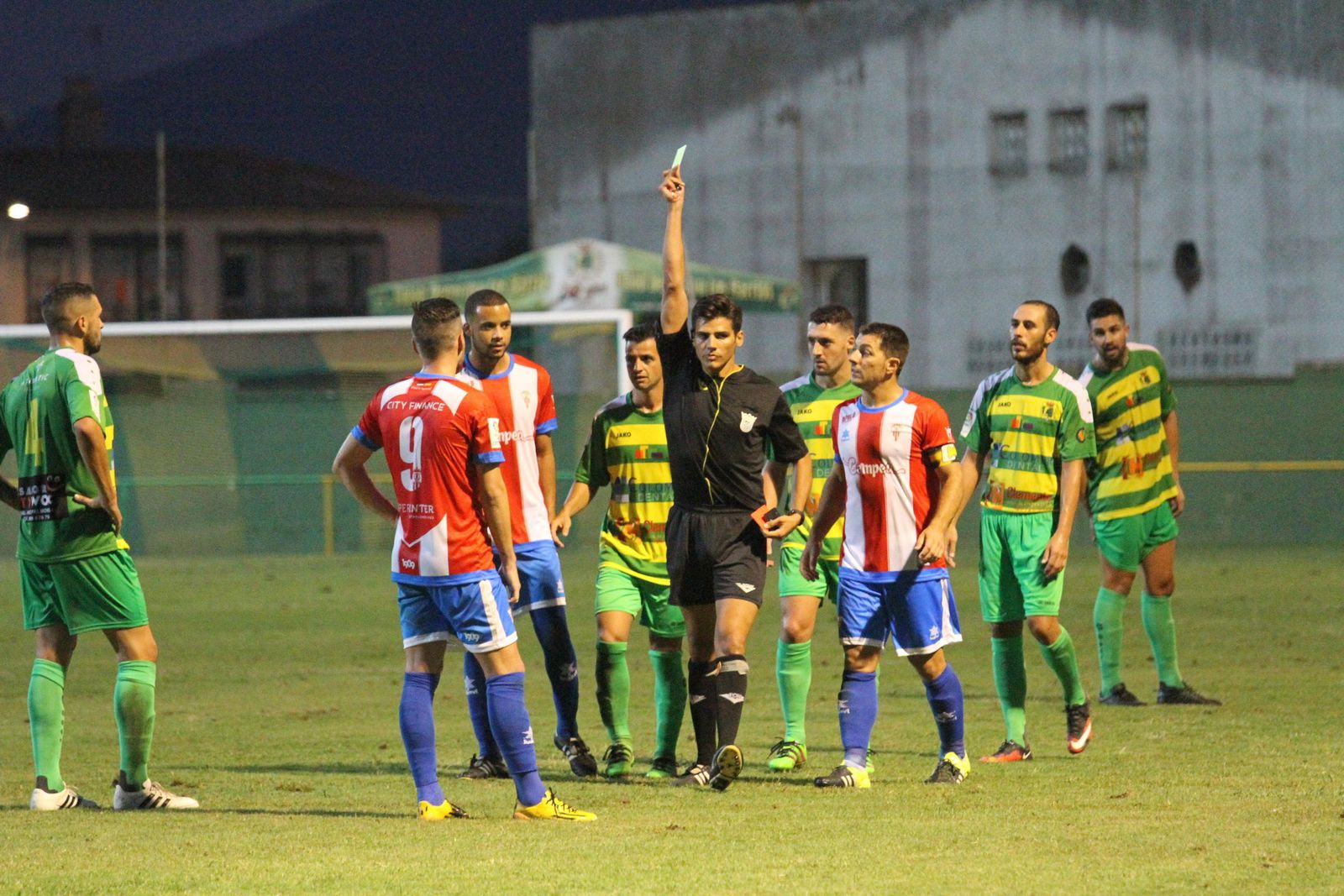 Alonso Portillo muestra amarilla.