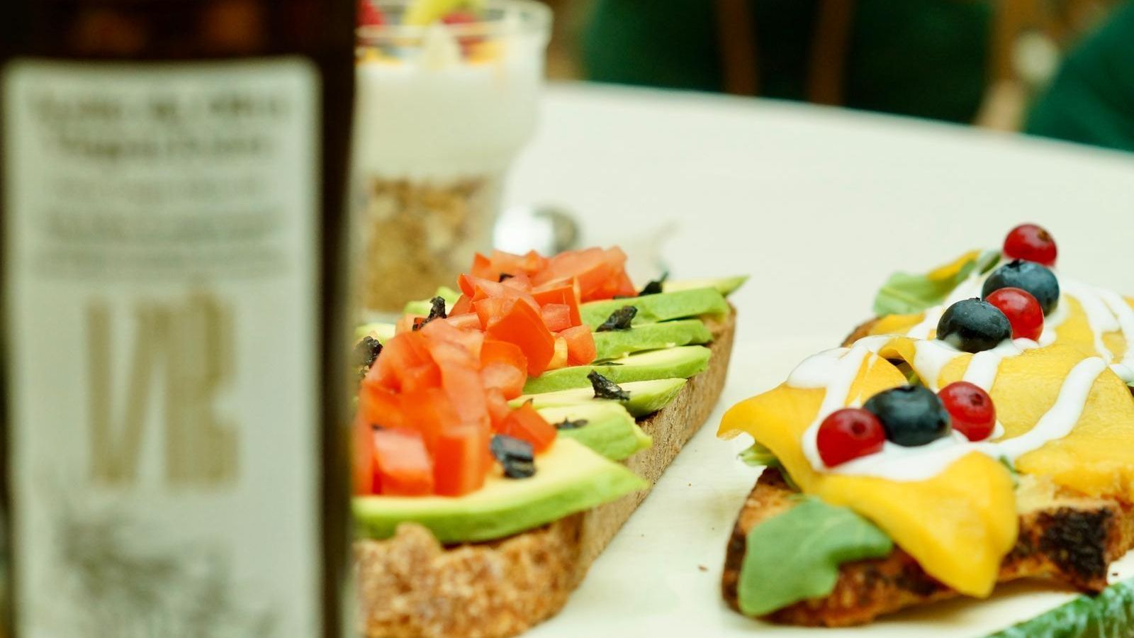 Tostas con frutas frescas Tostas con frutas frescas