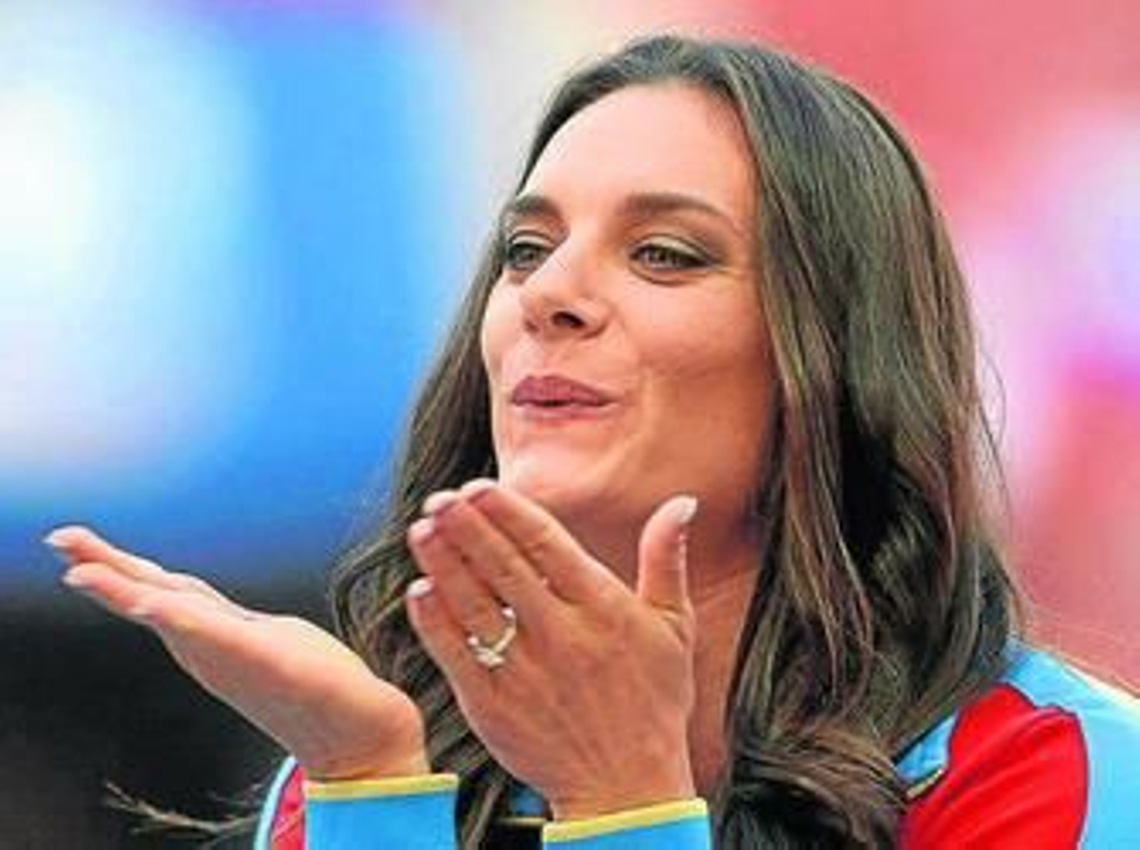 Isinbayeva lanza un beso desde el podio tras recibir ayer el oro.