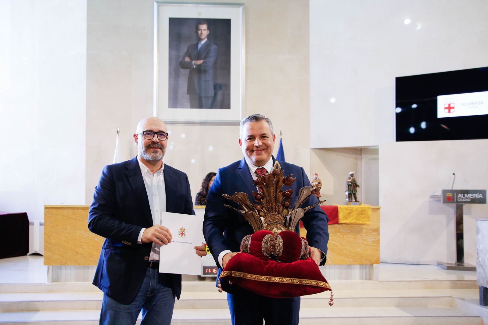 Imágenes de la entrega de las coronas a los emisarios de sus Majestades los Reyes Magos de Oriente