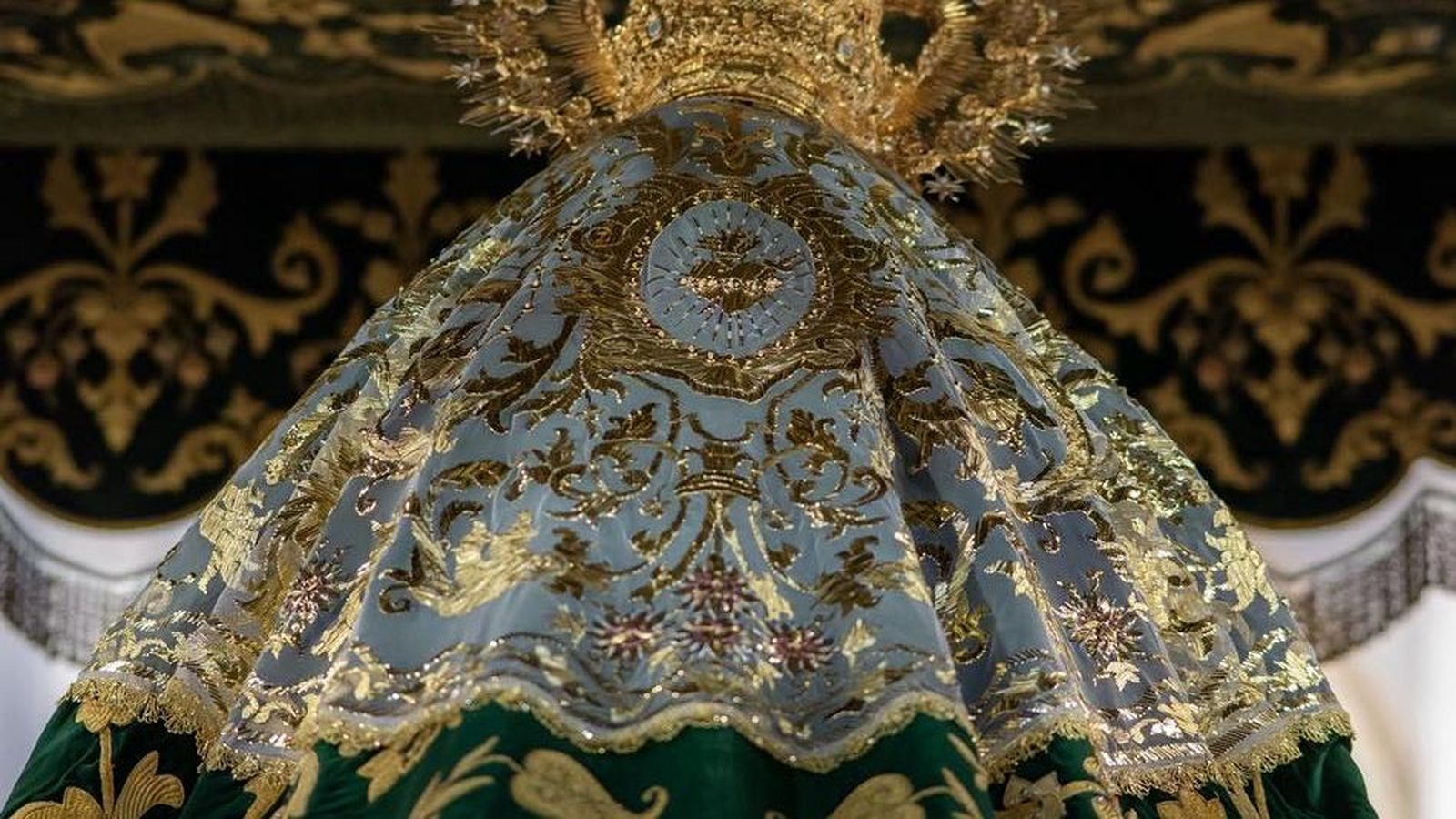 Nueva toca de sobremanto de la Virgen del Refugio