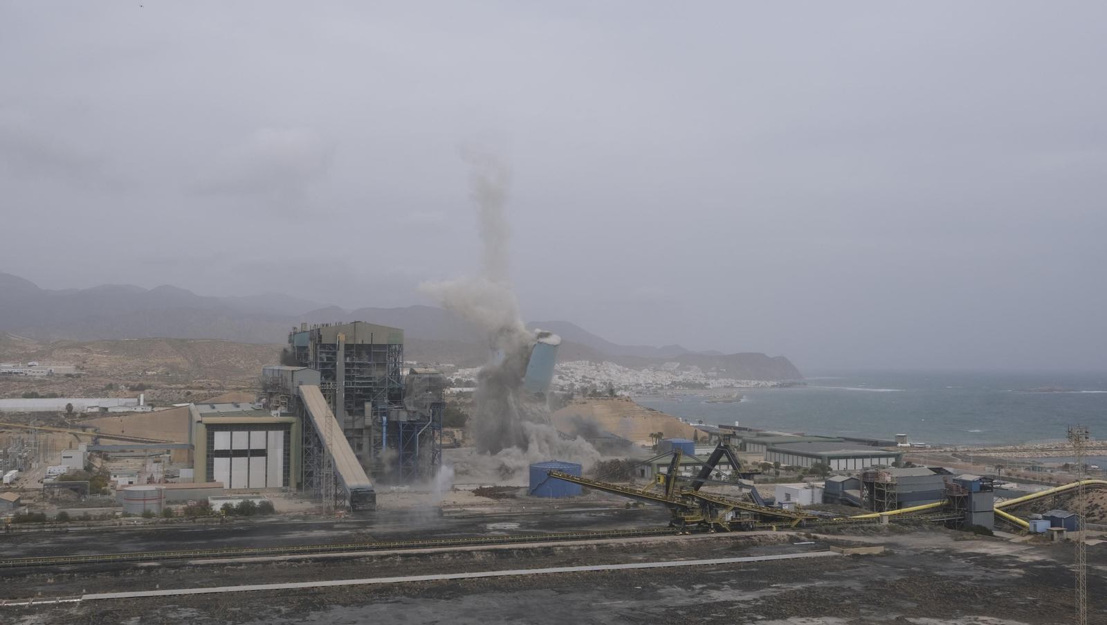 El derribo de la Torre Litoral de Endesa en Carboneras, en imágenes