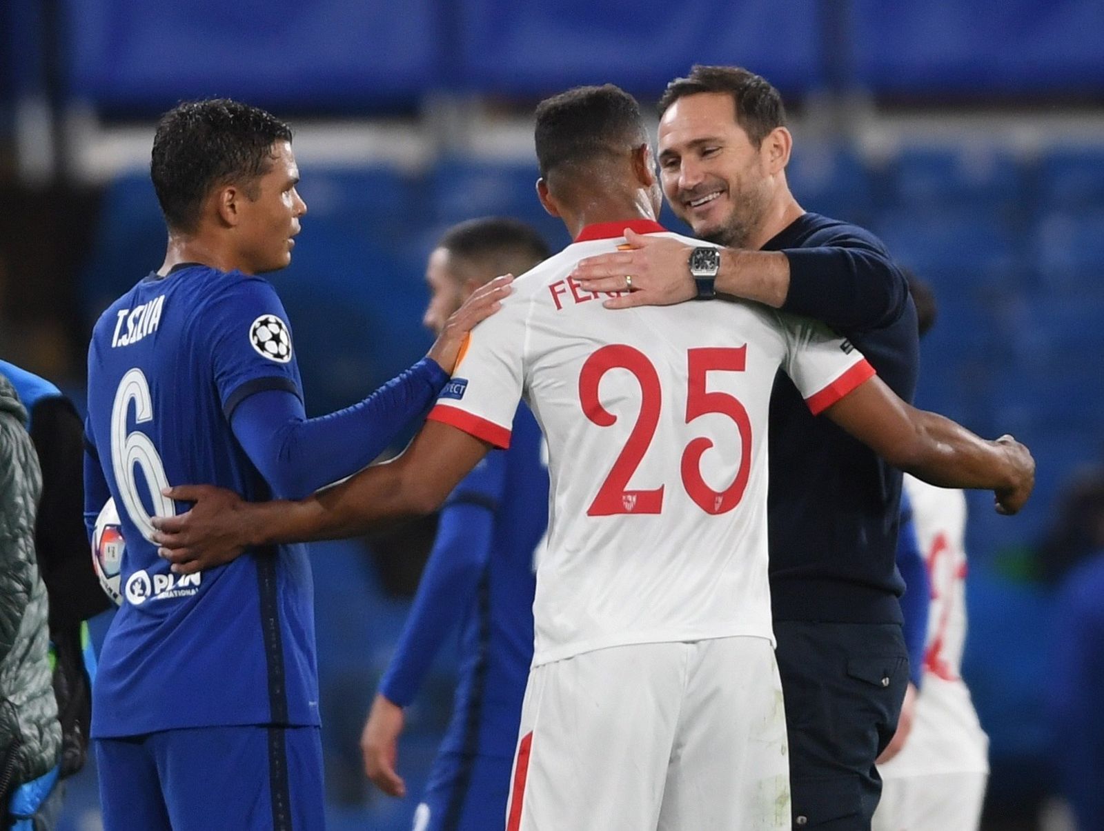 Fernando, que jugó de central, dialoga con Thiago Silva y Lampard, con el que jugó en el City.