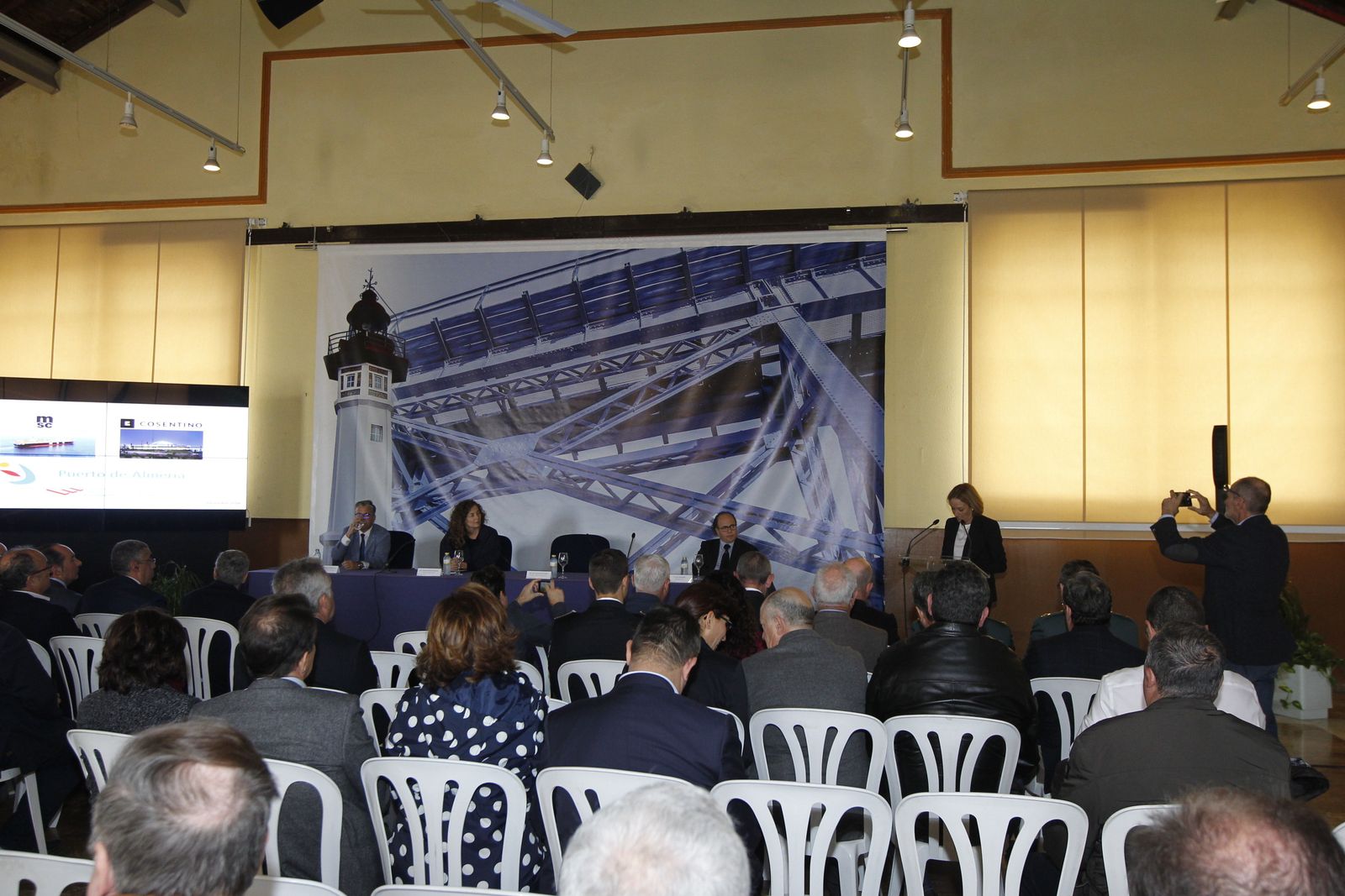 Carmen Ortiz anunció que en unos meses el Puerto de Almería tendrá una ruta con el sur de Francia para hortalizas.