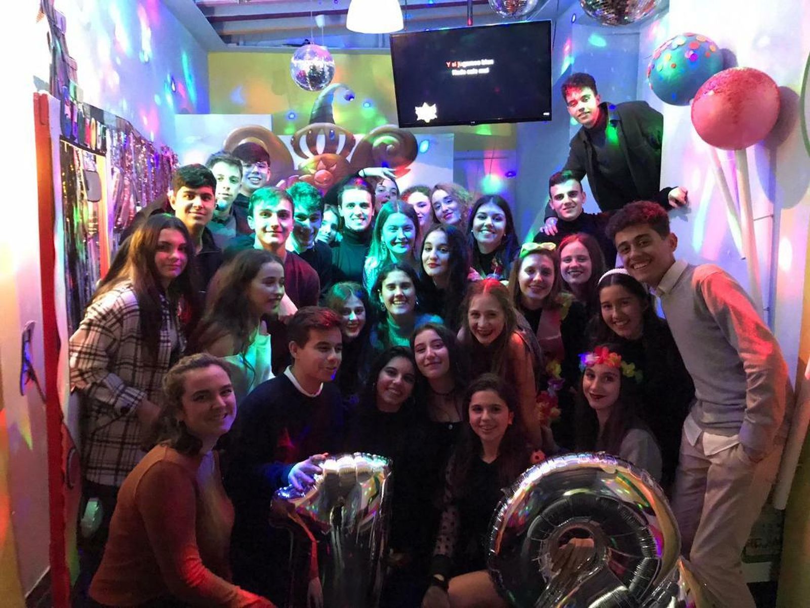 La anfitirona, Ana Cantos, con su grupo de amigos durante la fiesta sorpresa organizada por sus padres, Félix Cantos y Montse Macías, con motivo de su mayoría de edad.