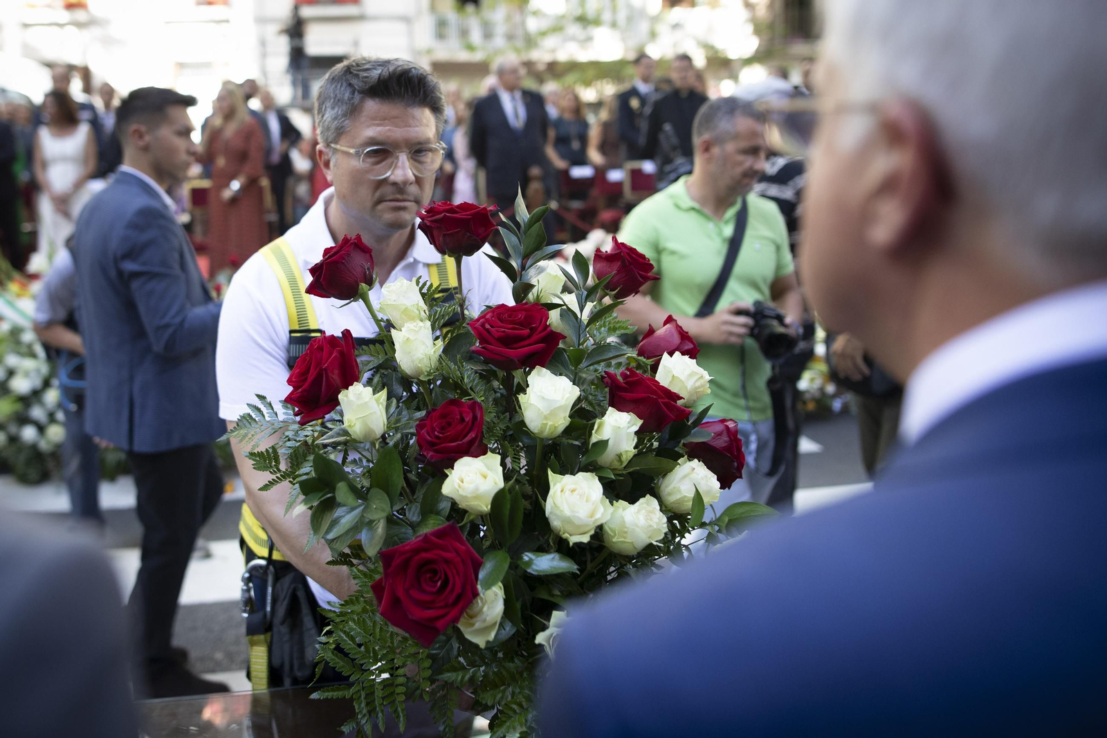 La ofrenda floral a la Virgen de las Angustias, patrona de Granada, en imágenes