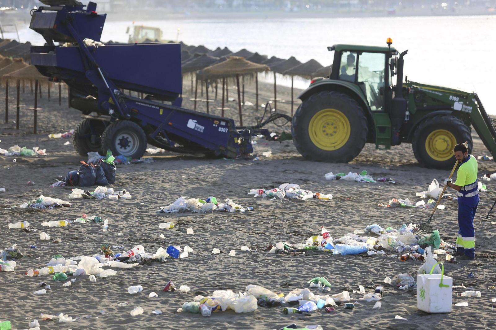 Las fotos de la basura en las playas de Málaga tras San Juan