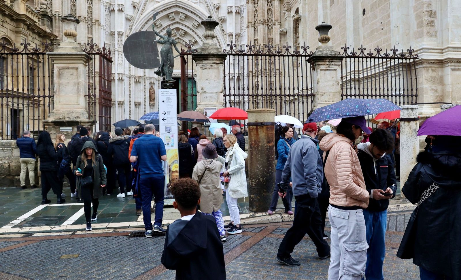 Turistas en la Catedral de Sevilla