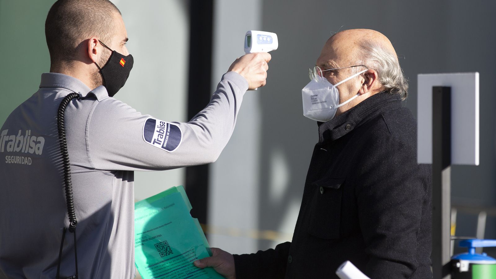 Un vigilante toma la temperatura a Juan Carlos Ollero.
