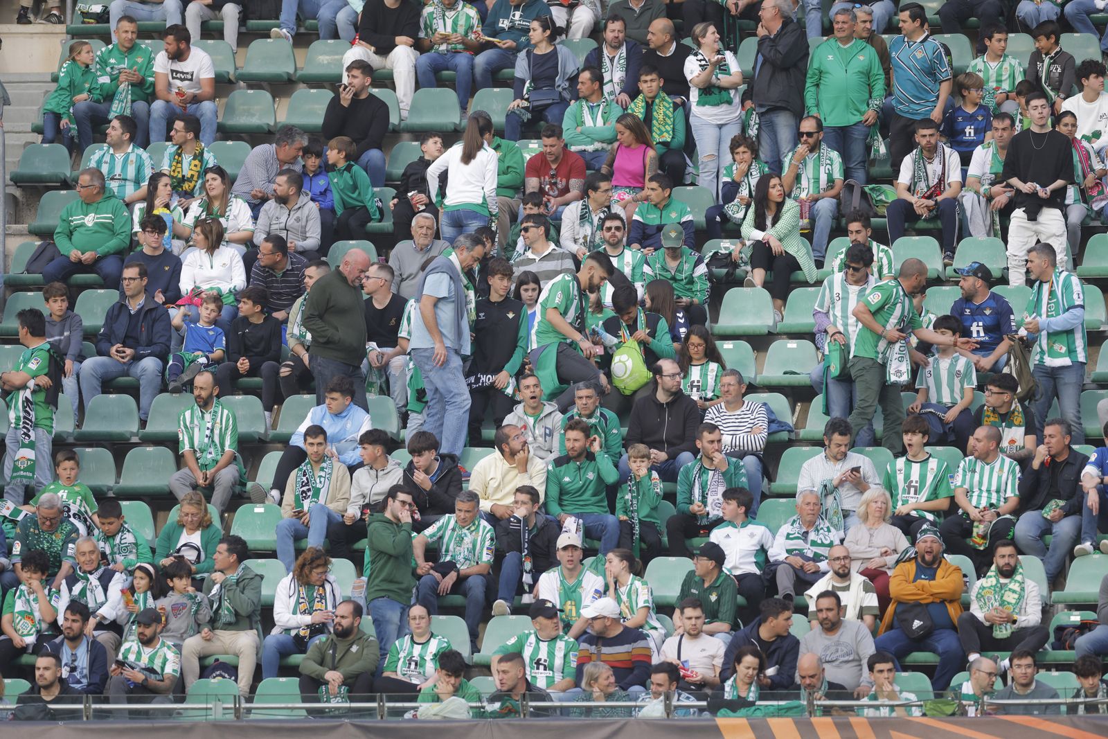 Búscate en las fotos del Betis-Manchester