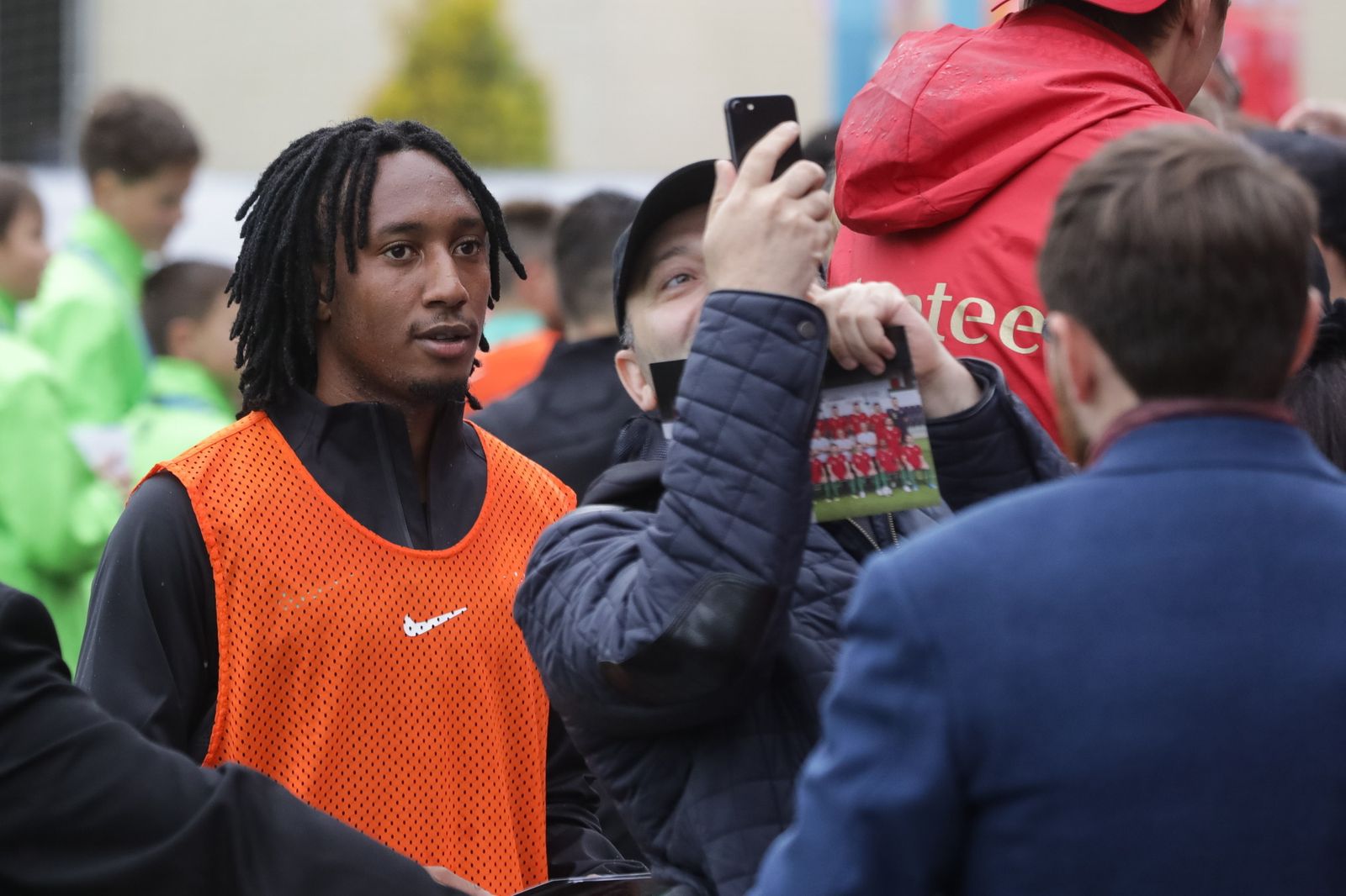 Un aficionado se fotografía con Gelson Martins durante un entrenamiento.