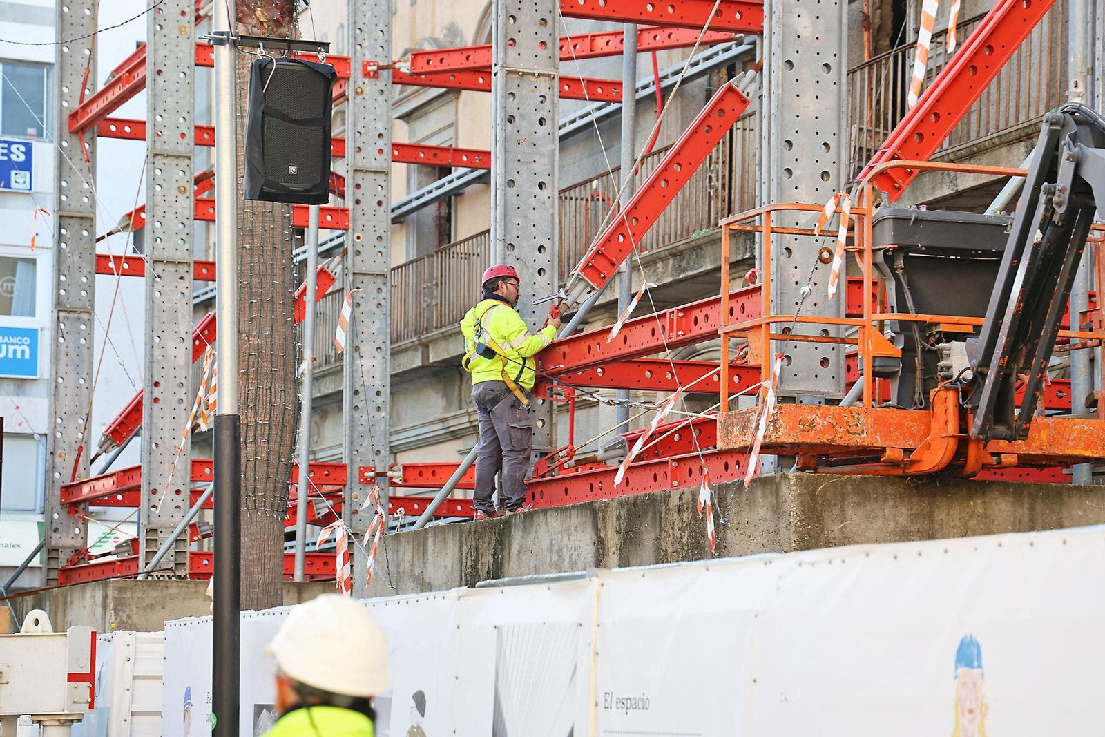 Imágenes de los trabajos para hormigonar y retirar estructuras metálicas del antiguo edificio de Hacienda