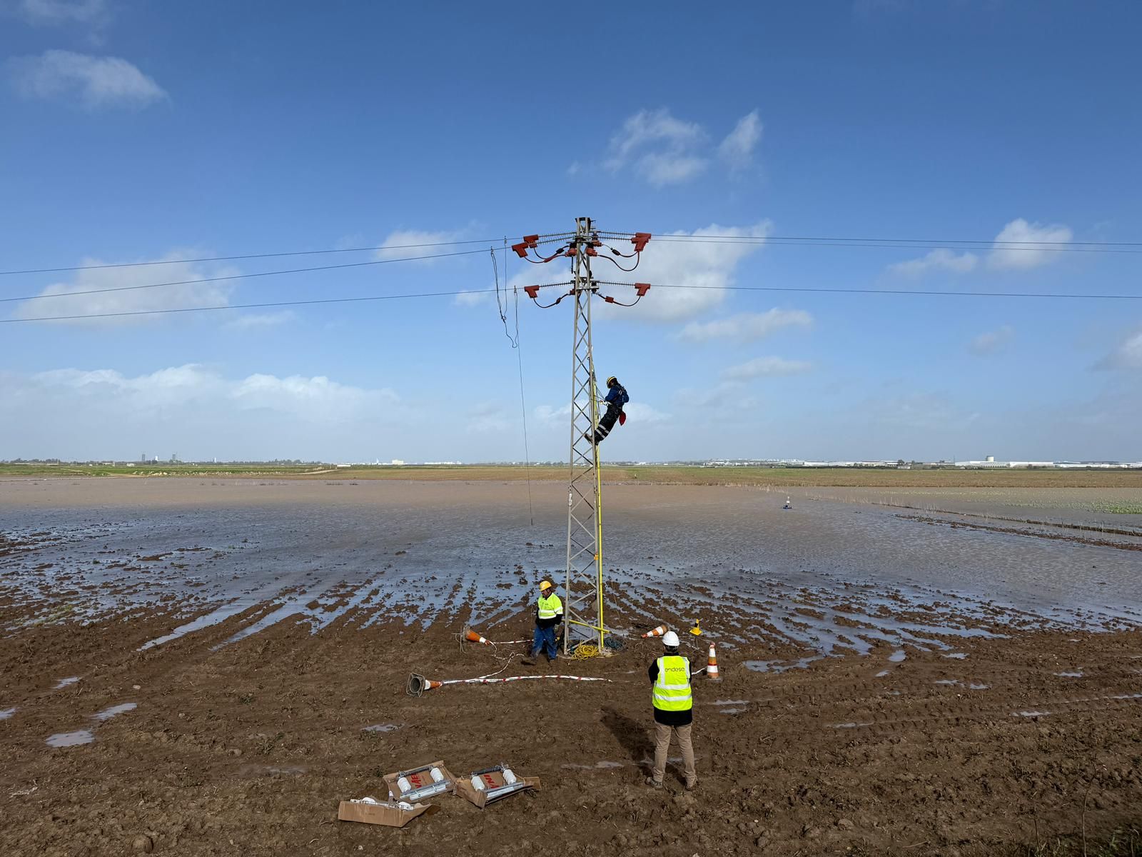 Así trabajan los técnico de Endesa para recuperar los tendidos eléctricos tras las borrascas.