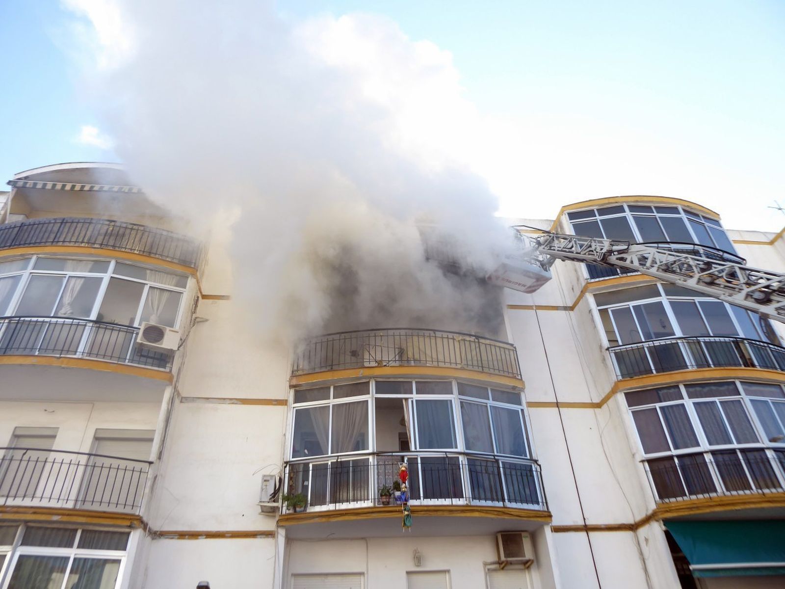 Imágenes del incendio de un piso en la avenida de Arcos