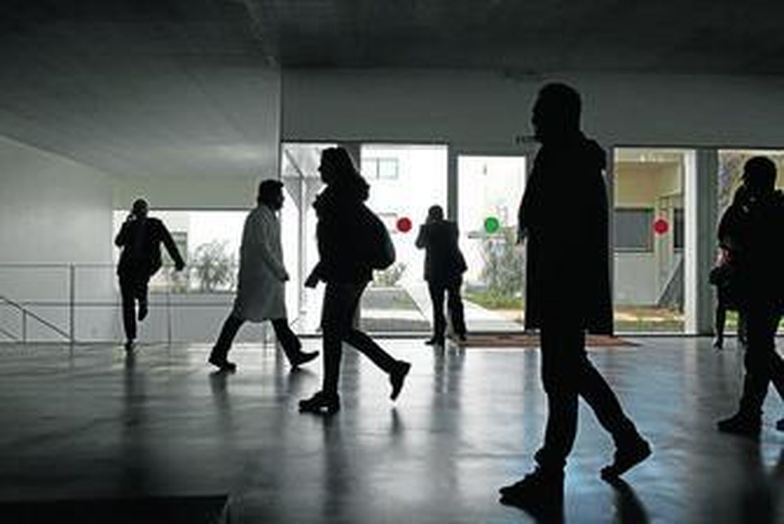 Alumnos en el vestíbulo de la facultad de Ciencias, en el campus de Puerto Real.