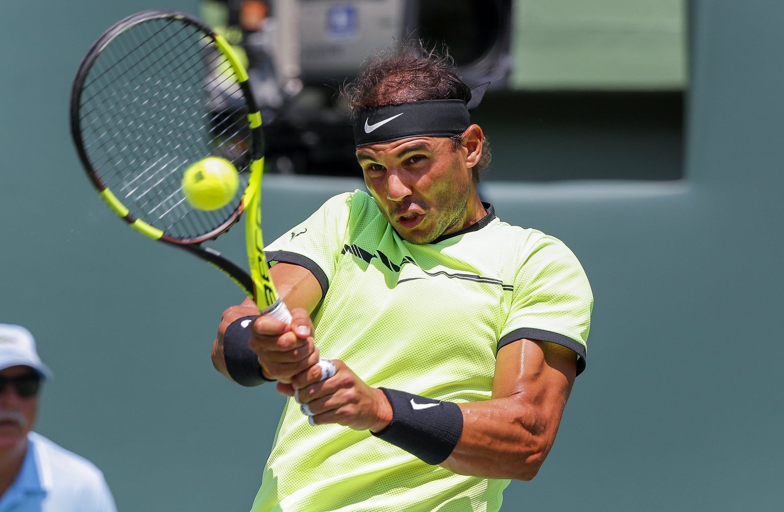 Rafa Nadal devuelve una bola durante la semifinal en el Abierto de Miami.