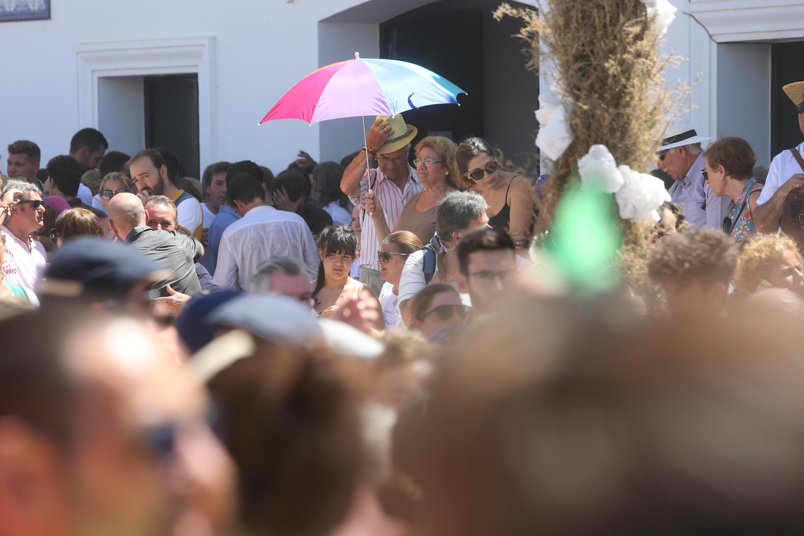 Imágenes de la Venida de la Virgen del Rocío por las calles de la aldea 2019