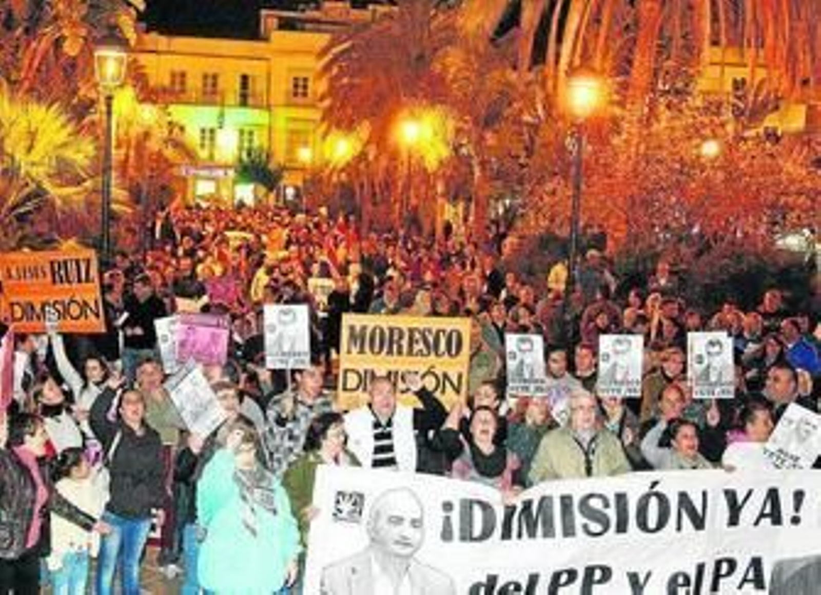 La manifestación celebrada el día 26 de noviembre pidiendo las dimisiones de Moresco (PP) y Ruiz Aguilar (PA).