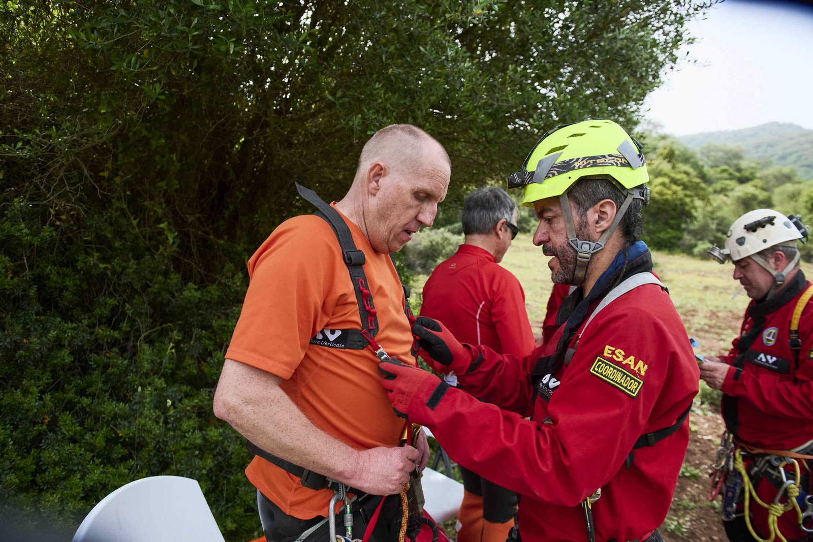 Así descienden dos personas ciegas por una cavidad de 100 metros de profundidad
