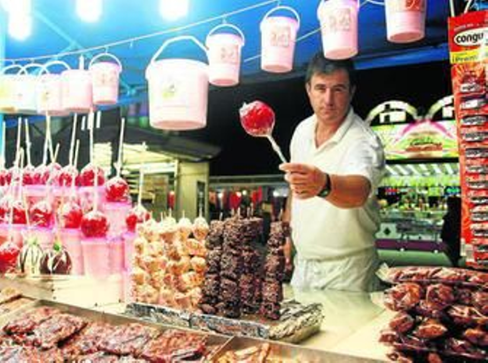 Las manzanas de caramelo y las garrapiñadas son algunos de los clásicos que no pasan.