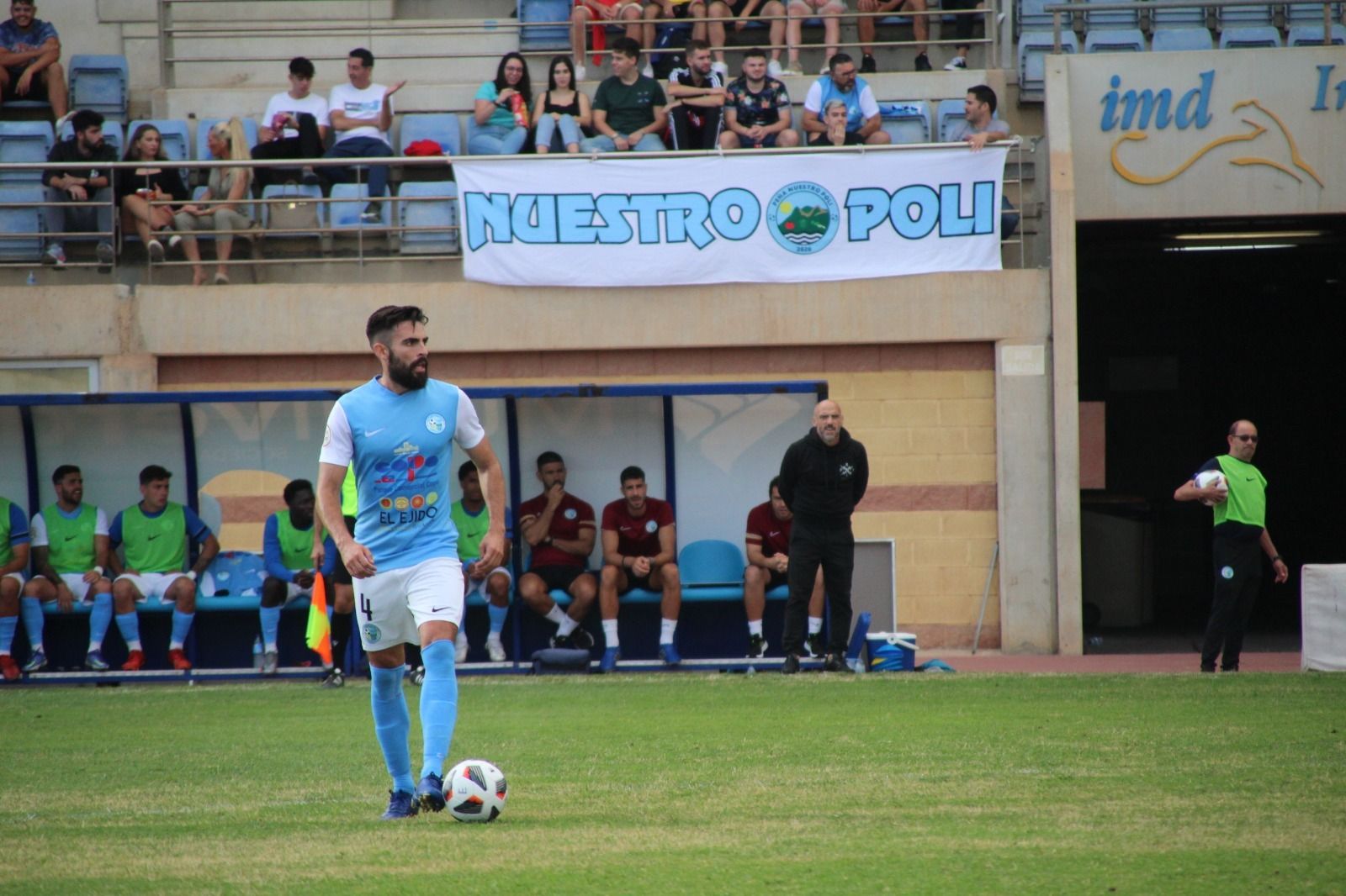 David Cabello observa, al fondo, las evoluciones del central zurdo Héctor Martínez