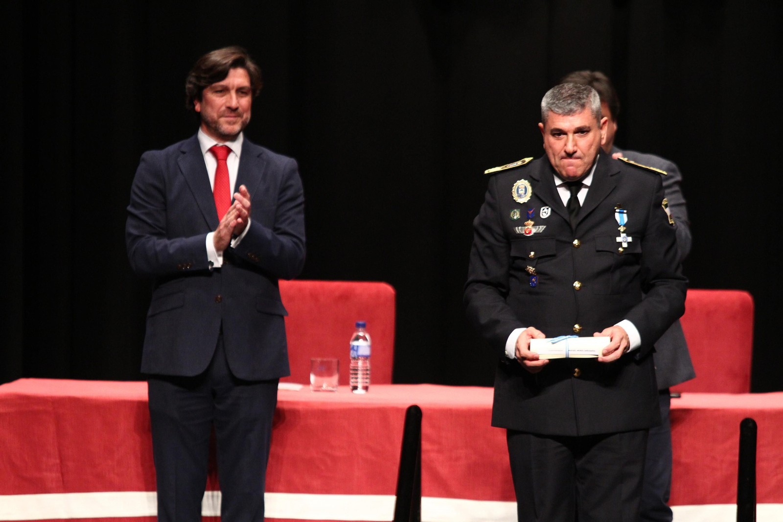 La policía Local entrega las medallas en el día de su patrón