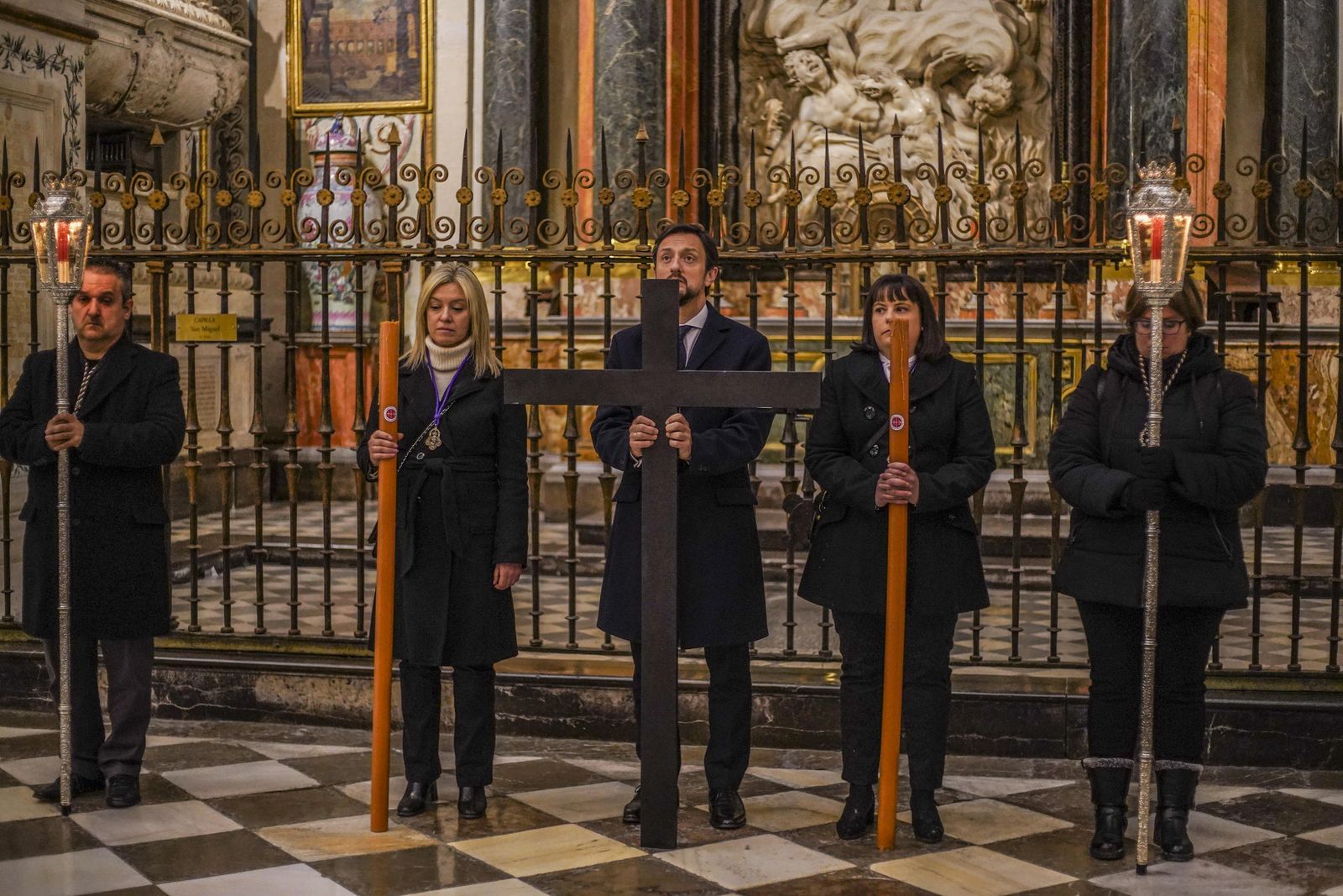 El vía crucis de las cofradías, en imágenes