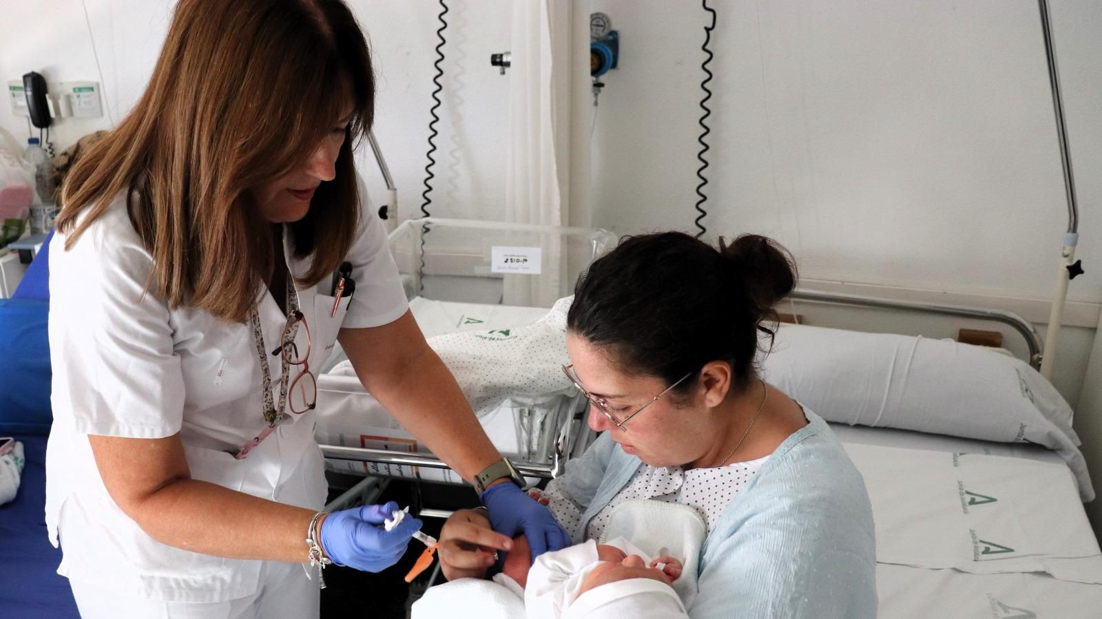 Una enfermera de la planta de Maternidad del hospital Juan Ramón Jiménez vacuna a un recién nacido frente a la bronquiolitis.