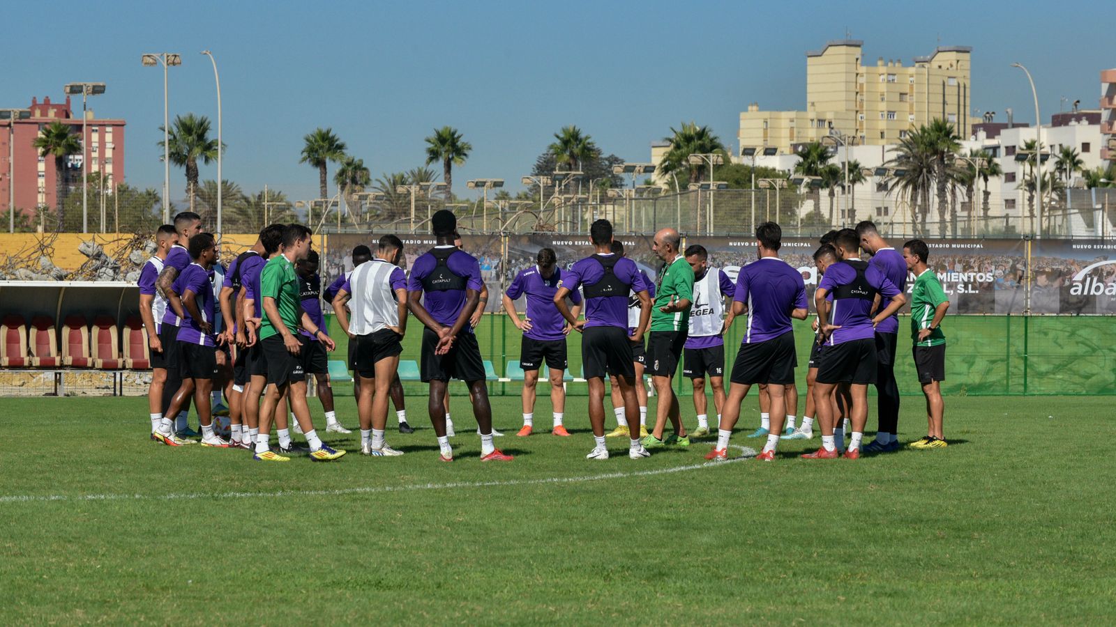Entrenamiento de la Balona en el estadio Municipal de La Línea