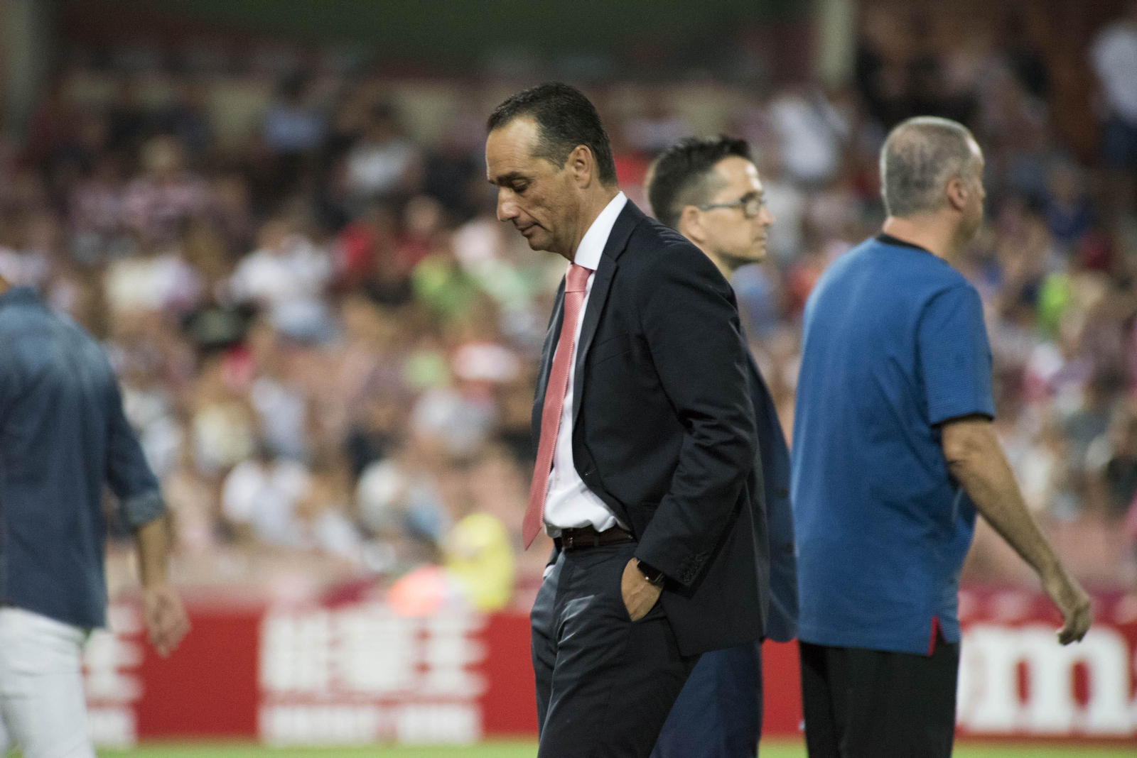 José Luis Oltra, circunspecto durante la segunda parte.